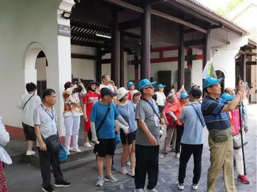 退休旅行新选择：幸福世家定制游，兼顾长辈健康与家庭陪伴的慢节奏之旅