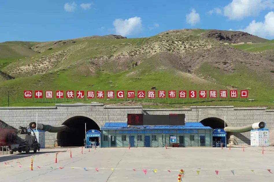 中国中铁最新消息_中国中铁重点工程建设_北沿江高铁转体连续梁完成