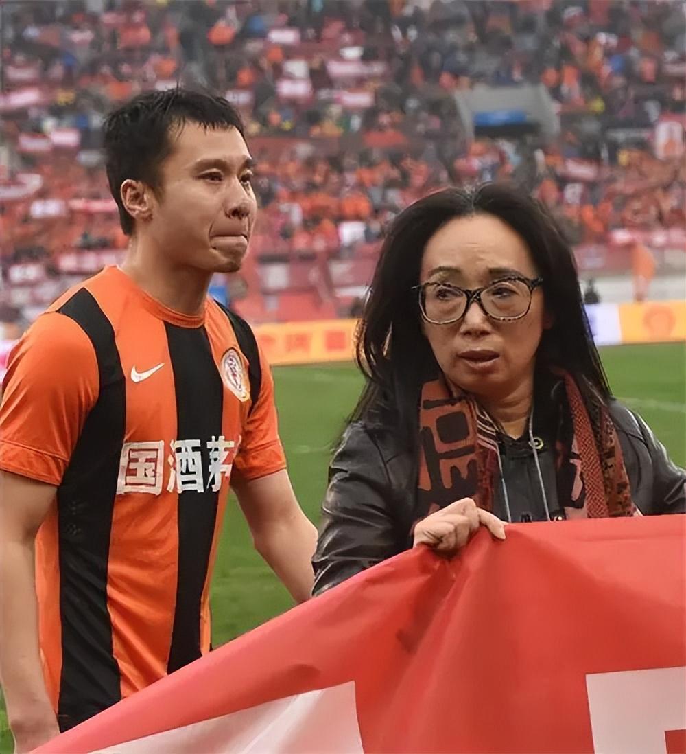 戴秀丽的儿子_女首富戴秀丽 离婚原因 托尼霍肯婚姻故事