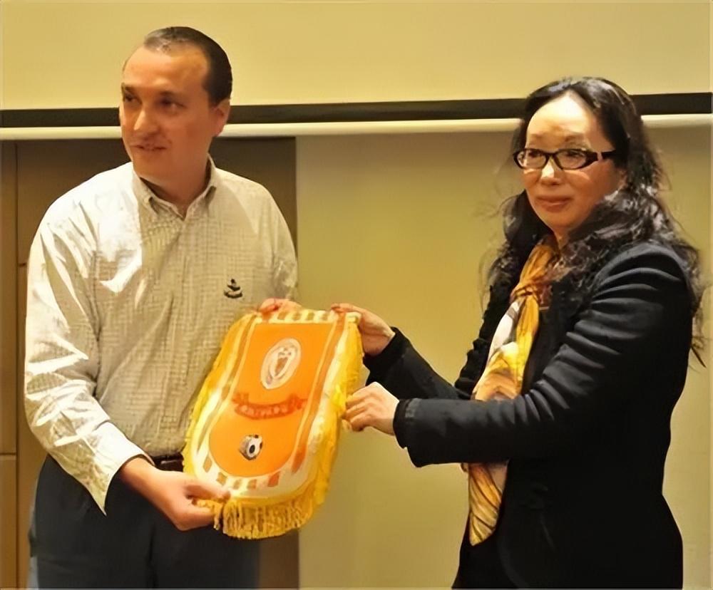 戴秀丽的儿子_女首富戴秀丽 离婚原因 托尼霍肯婚姻故事