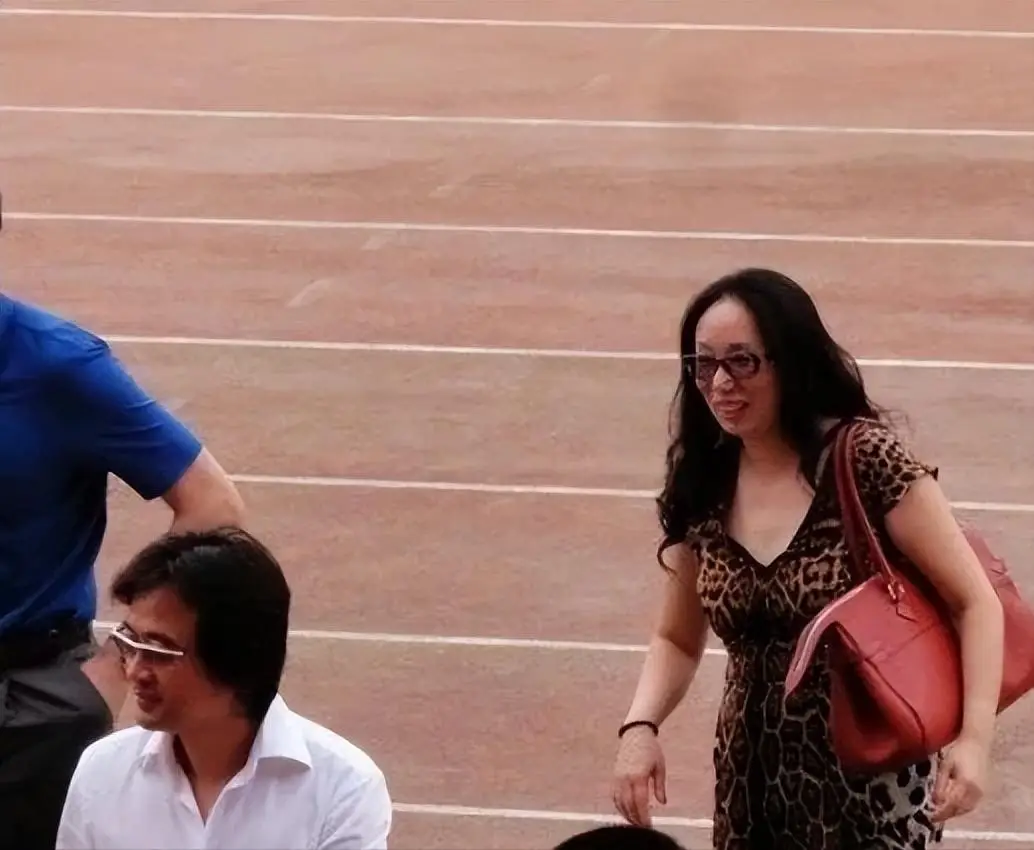 女富豪戴秀丽离婚记_托尼·霍肯教授离婚原因_秀丽·霍肯财富观念差异