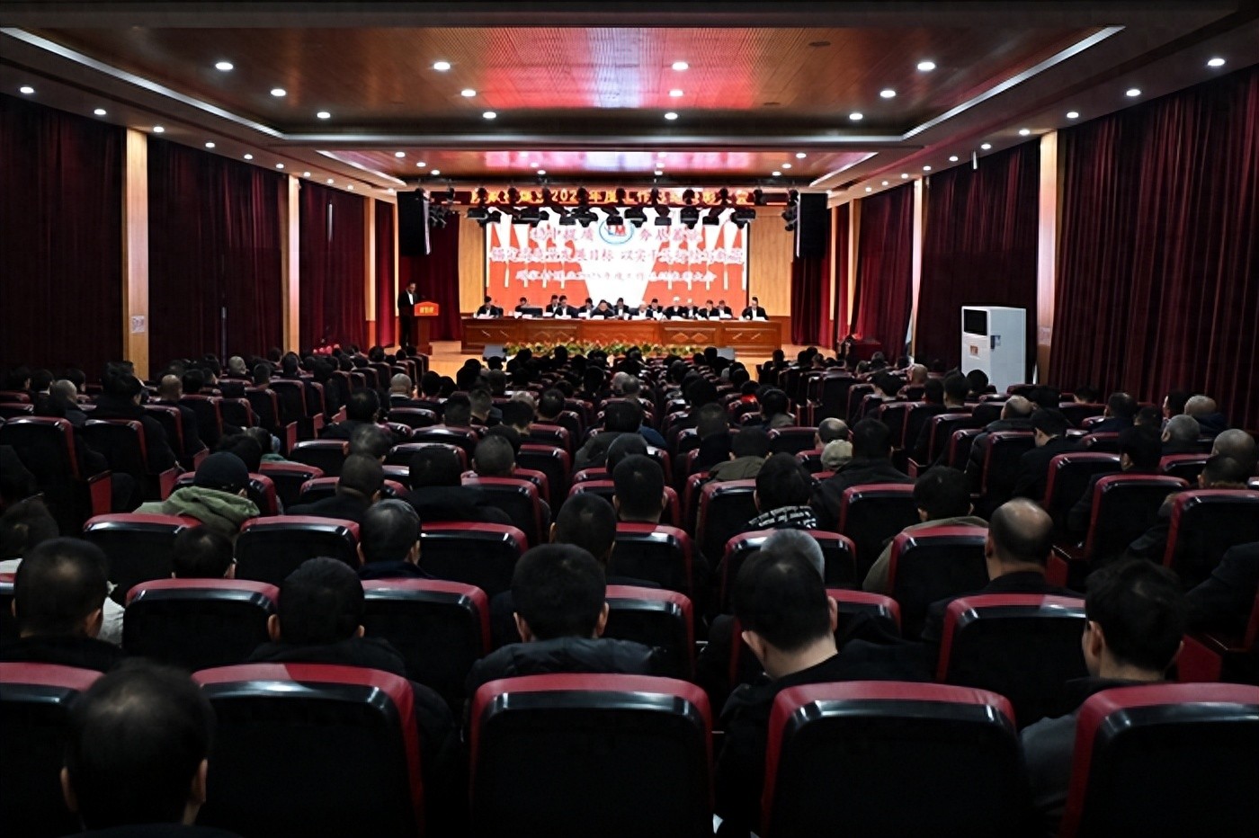 阳泉煤业2026年展望_山西阳泉盂县路家村煤业有限公司年度工作总结表彰大会_路家村煤业2025年度工作汇报及2026年部署