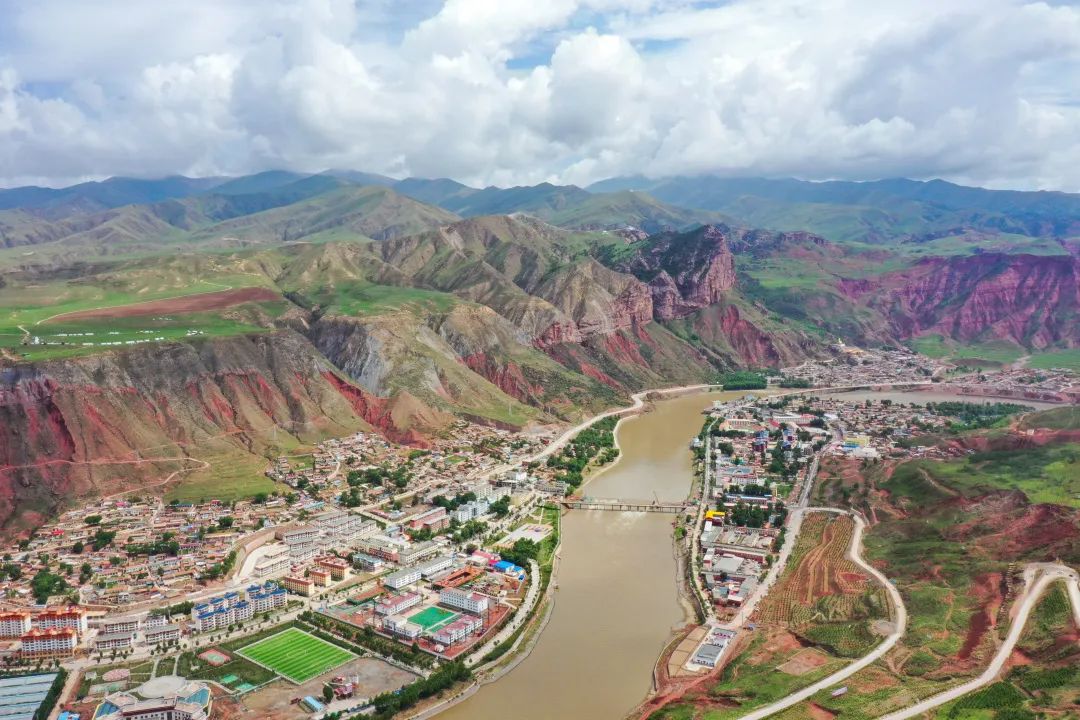 翻过黑土山垭口，探秘黄河环绕的玛尔挡水电站啥样？