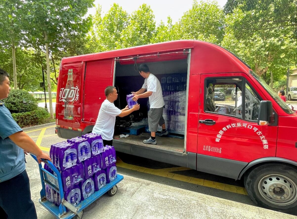 一瓶水的接力公益活动_可口可乐线下活动_郑州高温工作者送清凉